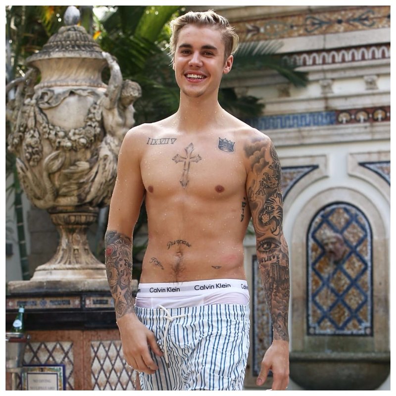 Justin Bieber - Tatovering på brystet