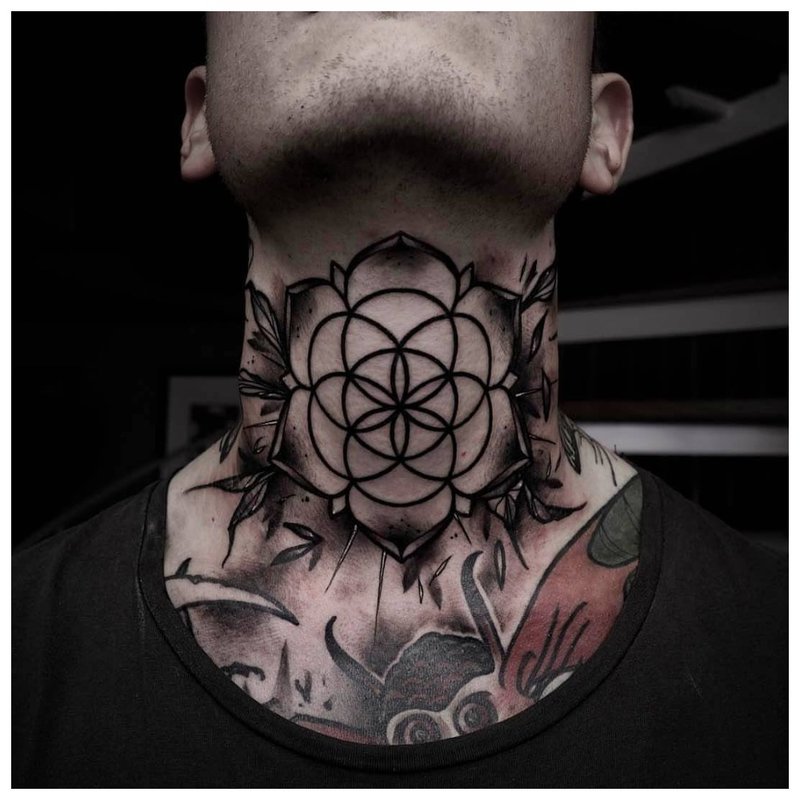 Tatuaj pe gât în ​​fața unui bărbat