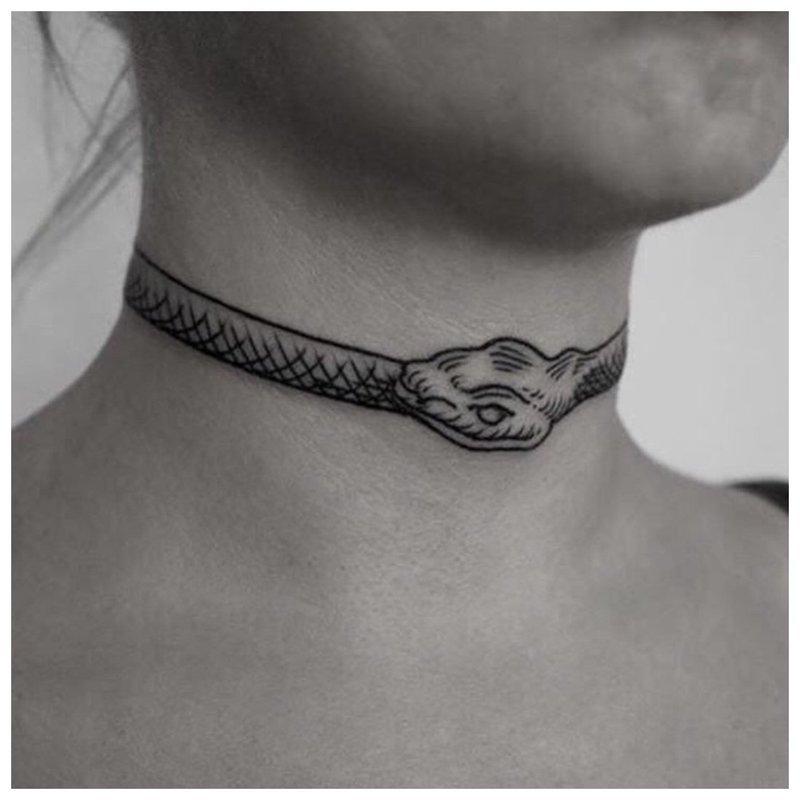 Fată șarpe tatuaj