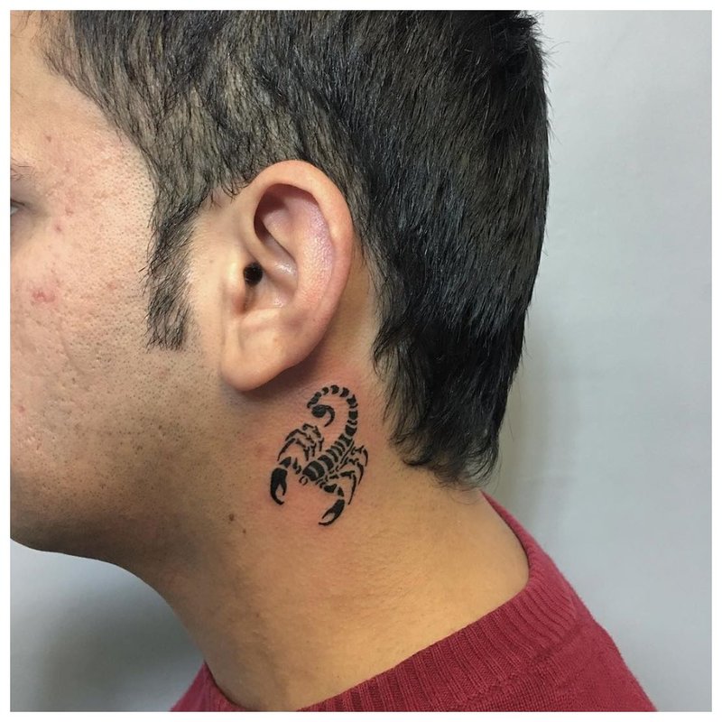 Scorpion - tatuaj pe gâtul unui bărbat