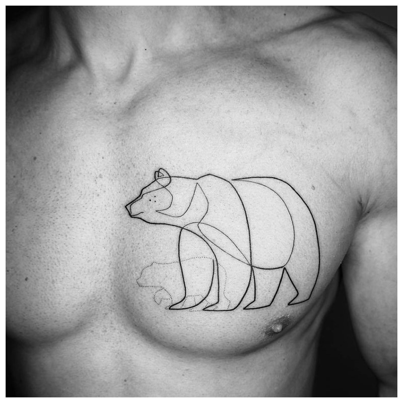 Animalistisk tatovering på brystet til en mann