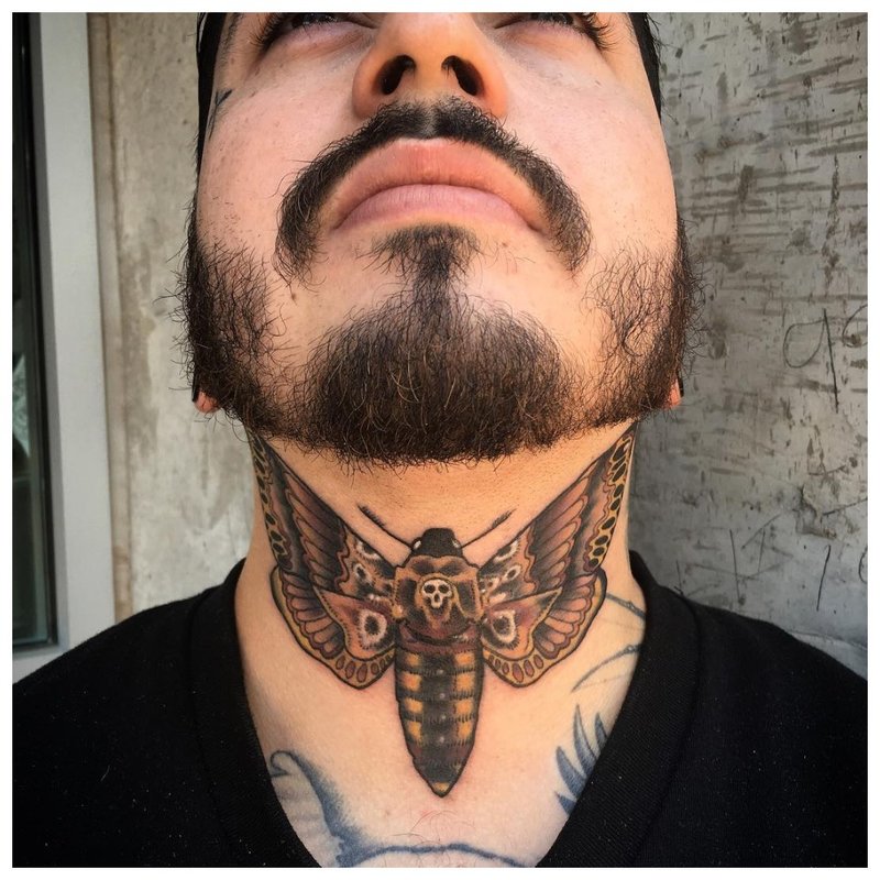 Tatuaj de insecte de gât pe un bărbat