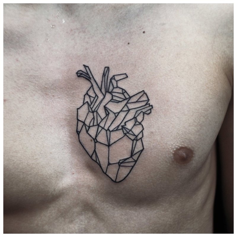 Hjertetatovering på en manns bryst