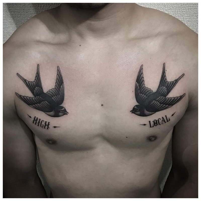 Svelg tatovering på en manns bryst