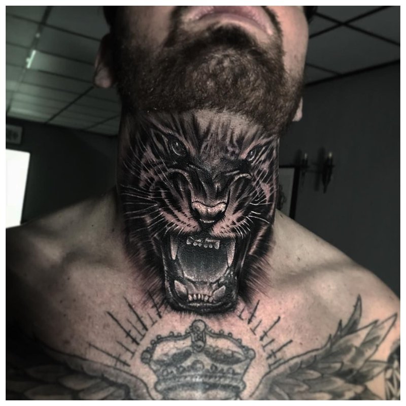 Glis av et dyr - en manns hals tatovering