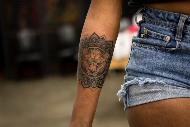 Kul linwork-tatovering på armen